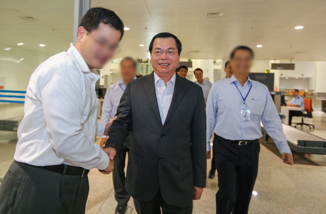 Ông Vũ Huy Hoàng trong một lần đi công tác nước ngoài về được đón tại sân bay khi còn là Bộ trưởng. Ảnh: Tư liệu Tuổi trẻ