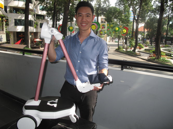 Tiến sĩ Vũ Duy Thức chia sẻ về cấu trúc, chức năng của robot OhmniLabs - Ảnh: Công Nhật