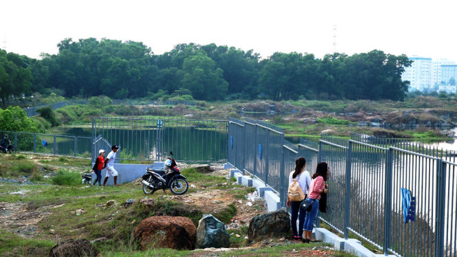 Hàng rào mới xây dựng trên bờ Hồ Đá dài khoảng 500m cao gần 2m khá đẹp - Ảnh: TÂM ĐỨC