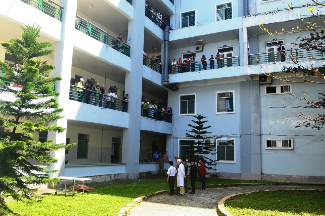 Vị trí nơi xảy ra vụ nhảy lầu tự tử khiến hai người chết tại BVĐK Quảng Ngãi - Ảnh: Trần Mai