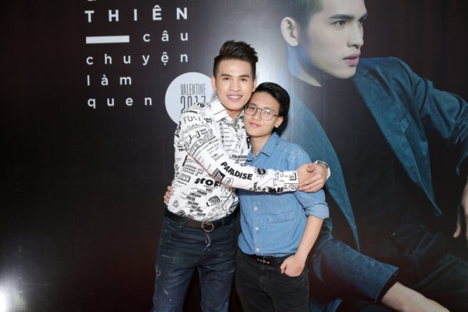 Quốc Thiên và Tiên Cookie (phải) trong bưởi ra mắt MV vào chiều 8-2 - Ảnh: Thành Luân