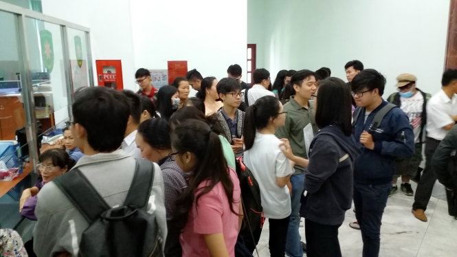 Sinh viên làm thủ tục chuyển trường tại Trường ĐH Tân Tạo. Ảnh: M.G