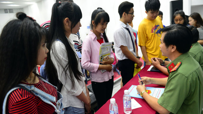 Thiếu tá Nguyễn Văn Trường, phó đội trưởng đội đào tạo, phòng tổ chức cán bộ Công an TP.HCM, tư vấn cho học sinh tại ngày hội tư vấn tuyển sinh của báo Tuổi Trẻ sáng 15-1-2017 - Ảnh: QUANG ĐỊNH