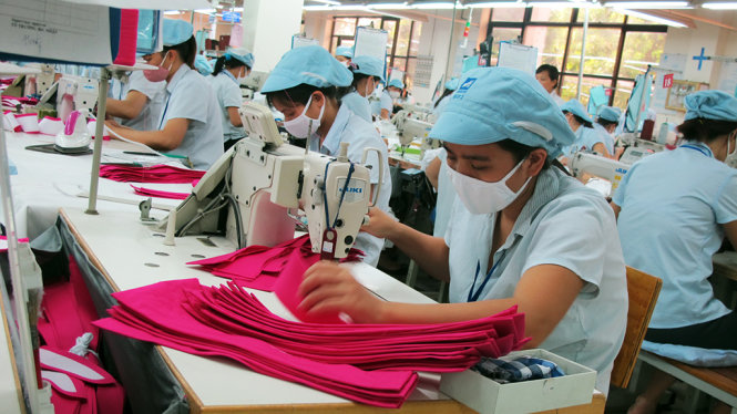 Theo các chuyên gia, nhiều ngành như dệt may, xuất khẩu nông sản... cần chuẩn bị để hội đủ điều kiện nhận được ưu đãi trong EVFTA. Các ngành sữa, rượu, dược phẩm... cũng cần chuẩn bị trước sự cạnh tranh của hàng EU. Trong ảnh: sản xuất hàng dệt may xuất khẩu của một doanh nghiệp tại Hà Nội - Ảnh: Việt Hà