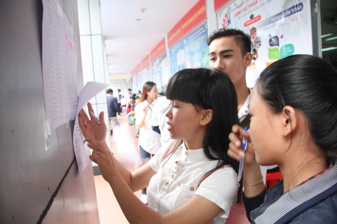 Thí sinh đăng ký xét tuyển vào Trường ĐH Công nghiệp TP.HCM năm 2016 - Ảnh: TRẦN HUỲNH