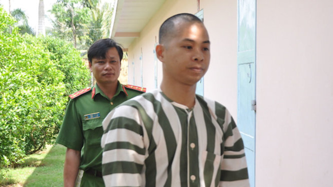 Nghi can Nguyễn Minh Tân tại cơ quan công an (Hồ Giang)