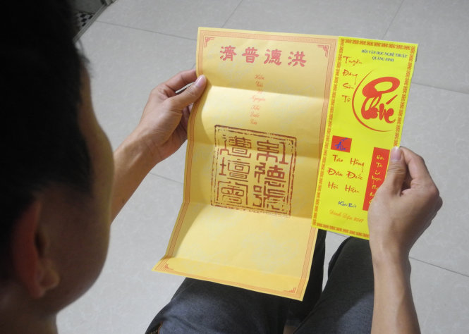 Giấy có ấn triện và phong bao đựng - Ảnh: Đức Hiếu