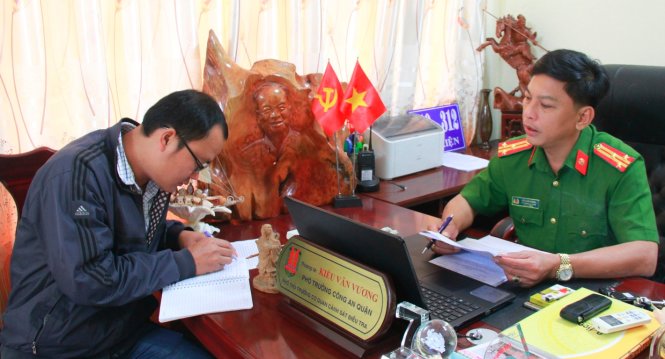 Thượng tá Kiều Văn Vương-phó trưởng công an quận Thanh Khê (thành phố Đà Nẵng) cho biết, thủ đoạn dùng sổ đỏ giả để lừa đảo mới xuất hiện. Vì thế người dân cần cảnh giác - Ảnh: Đoàn Cường