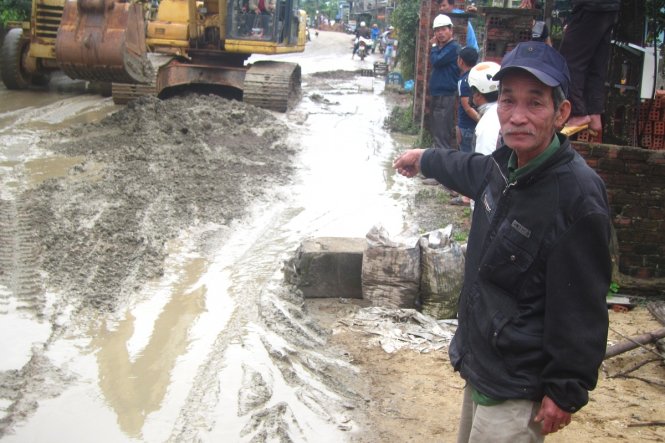 Người dân bức xúc tập trung tại khu vực ngập sâu bùn đất - Ảnh: Thanh Ba