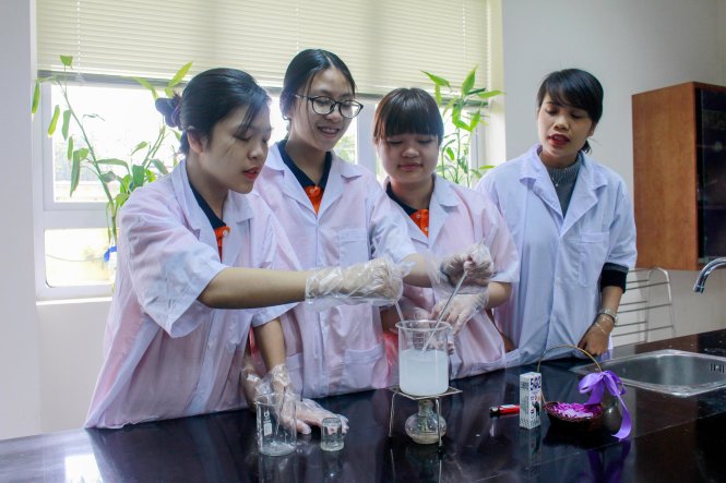 Cô giáo Hà Ngọc Phương đang hướng dẫn đội tuyển Crystal Wellspring