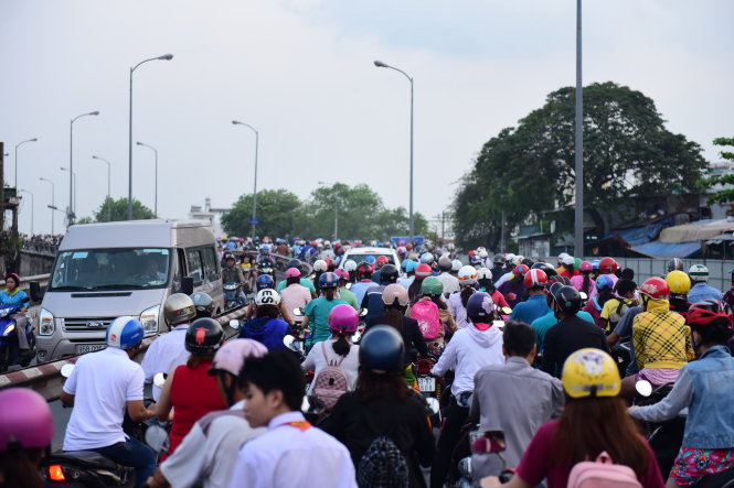 Cầu Nhị Thiên Đường 2 (Q.8, TP.HCM) thường xuyên kẹt xe vào giờ cao điểm - Ảnh: Hữu Thuận