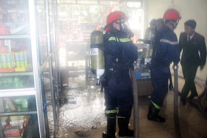 Lực lượng cứu hỏa trang bị bình oxy chữa cháy tiếp cận hiện trường - Ảnh: T.THÀNH