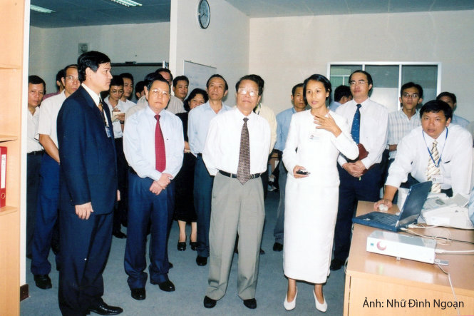 TS Đồng Thị Bích Thủy hướng dẫn Chủ tịch nước Trần Đức Lương thăm Trung tâm Tin học, ĐH KHTN TP.HCM, tại Công viên phần mềm Quang Trung năm 2003 - Ảnh: Nhữ Đình Ngoạn