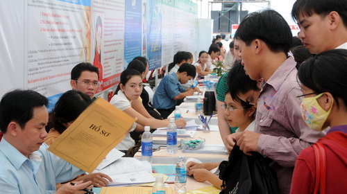 Các bạn trẻ tìm việc tại sàn giao dịch việc làm do Thành đoàn TP.HCM tổ chức - Ảnh: Minh Đức