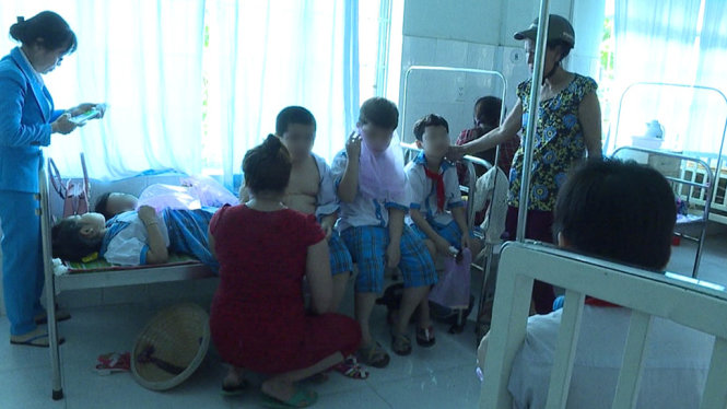 Các học sinh đang cấp cứu tại bệnh viện đa khoa huyện Long Hồ - Ảnh: TRÚC NGỌC