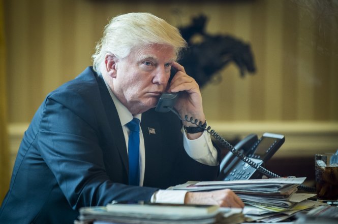 Tổng thống Donald Trump trong ngày điện đàm với Tổng thống Vladimir Putin - Ảnh: Bloomberg