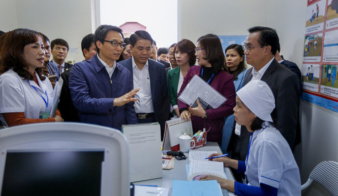 Phó thủ tướng Vũ Đức Đam trao đổi với bác sĩ, y tá tại Trạm Y tế phường Tây Mỗ (Nam Từ Liêm, Hà Nội) - Ảnh: VIỆT DŨNG