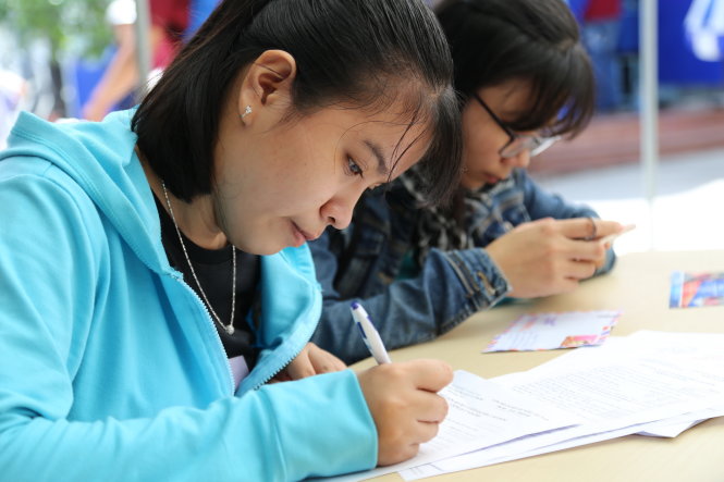 Thí sinh đến nộp hồ sơ xét tuyển vào Trường ĐH Nguyễn Tất Thành năm 2016 - Ảnh: Như Hùng