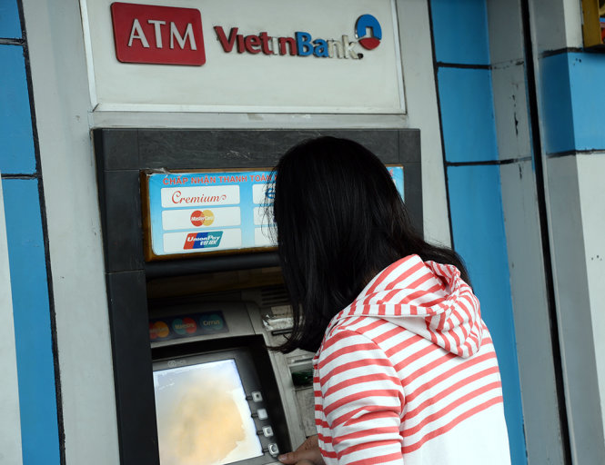 Người dân rút tiền từ thẻ ATM tại Ngân hàng VietinBank trên đường Phan Đình Phùng, Q.Phú Nhuận, TP.HCM chiều 10-2 - Ảnh: Tự Trung