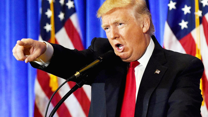 Ông Trump cáo buộc các tin tức đài CNN đưa là giả mạo - Ảnh: AFP