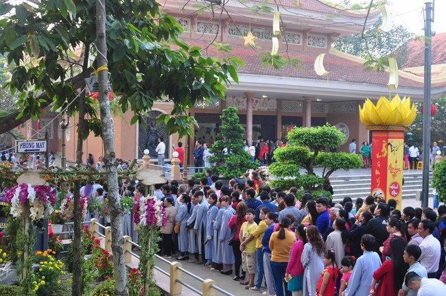 Tại chùa Hoằng Pháp (huyện Hóc Môn, TP.HCM), dù rất đông khách đi lễ chùa dịp xuân nhưng tất cả đều xếp hàng vào lễ Phật - Ảnh: H.P.
