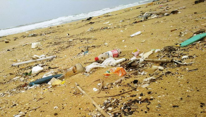 Dầu vón đóng cục dạt vào gần 7km bờ biển ở huyện Núi Thành, Quảng Nam - Ảnh: H.T