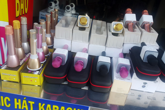 Các sản phẩm mic karaoke có thiết kế bên ngoài khá bắt mắt. - Ảnh: Gia Tiến
