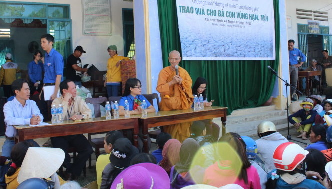 Đại diện Tỉnh đoàn, UBND huyện Ninh Sơn, báo Tuổi Trẻ và nhà tài trợ Tịnh xá Ngọc Trung Tăng tại buổi trao quà - Ảnh: MINH TRÂN