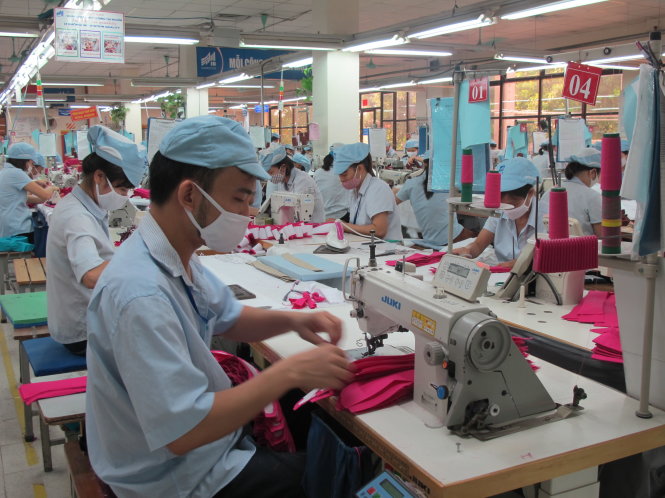 Nhiều DN Dệt may đang tìm cách tăng tự động hóa để giảm chi phí tiền lương, bảo hiểm xã hội đang tăng. Trong ảnh: Tại một DN sản xuất hàng dệt may xuất khẩu. Ảnh: Anh Đức
