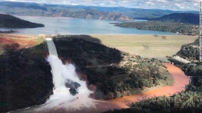 Đập Oroville đang đứng trước nguy cơ bị vỡ - Ảnh: AP