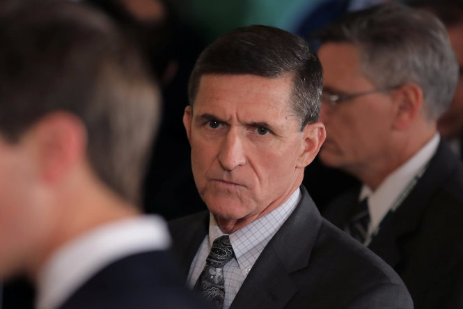 Ông Michael Flynn (giữa) - Ảnh: Reuters