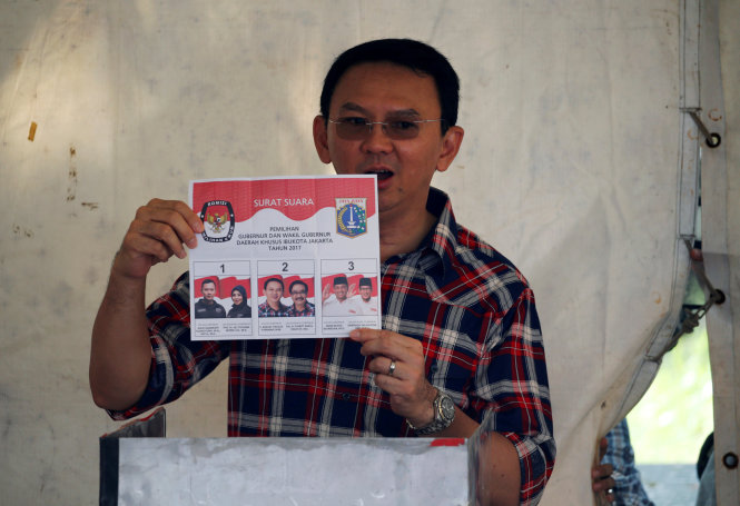 Thị trưởng đương nhiệm của Jakarta đi bỏ phiếu ngày 15-2 - Ảnh: Reuters