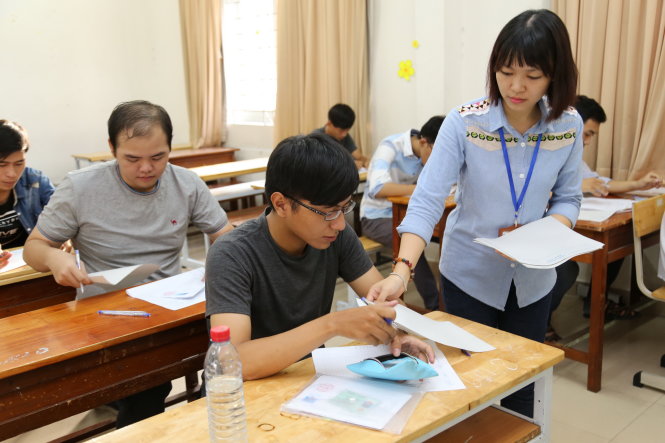 Sinh viên năm 4 Trường ĐH KHXH&NV (ĐHQG TP.HCM) coi thi kỳ thi THPT quốc gia năm 2016. Năm nay, giảng viên các trường ĐH sẽ được huy động tham gia coi thi - Ảnh: Như Hùng