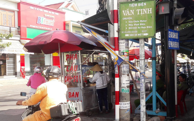 Quán phá lấu trên đường Nguyễn Hội, TP Phan Thiết nơi ông Nguyễn Văn Yên cư ngụ bị lực lượng công an canh giữ trong chiều 15-2 để thu thập tài liệu liên quan đến vụ án - Ảnh: NG.NAM