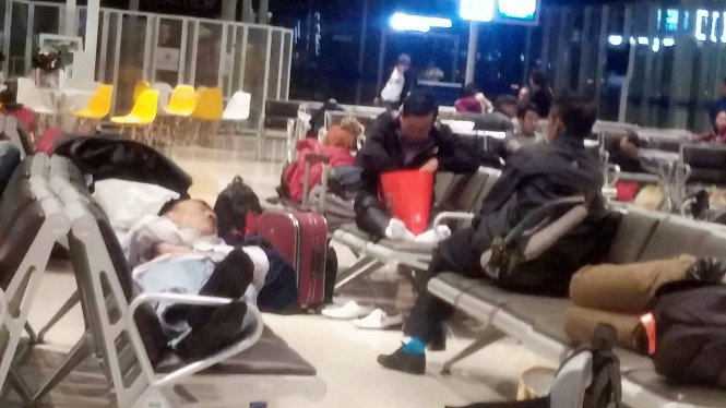 Phải đến 2h sáng 15-2, nhân viên của hãng Jetstar Pacific mới thông hủy chuyến nên nhiều người không thể tìm được nhà nghỉ, đành phải ngủ lại sân bay trong tiết trời lạnh giá - Ảnh: CTV