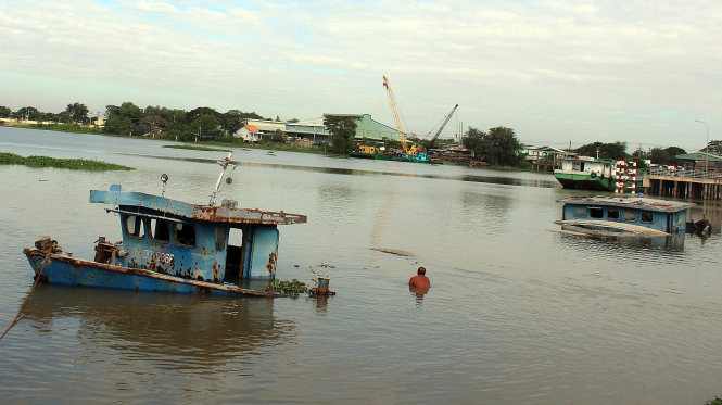 Hiện trường chiếc sà lan bị chìm - Ảnh: Hoài Thương