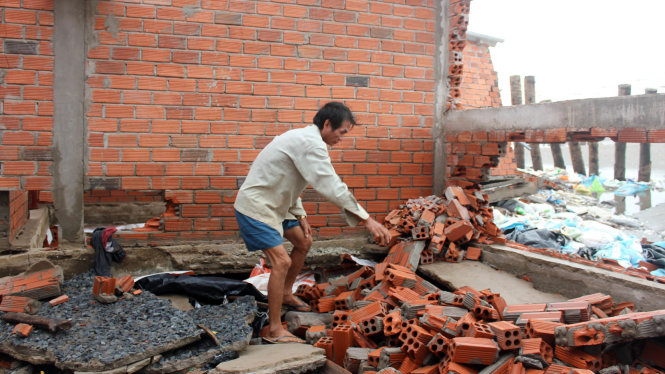 Chỉ qua một đêm, căn nhà tường của ông Huỳnh Văn Ngoặt, ngụ tại Cồn Nhàn, ấp Thạnh Hải, xã Bảo Thuận, huyện Ba Tri, tỉnh Bến Tre bị sóng biển đánh sập nhiều mảng tưởng. - Ảnh: Châu Thành