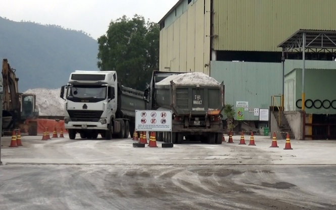 Xe chở cát từ Huế nhập vào nhà máy Transcend Việt Nam (Khu công nghiệp Hòa Khánh, quận Liên Chiểu, TP Đà Nẵng) - Ảnh: PV
