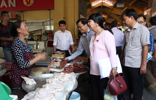Đoàm giám sát HĐND TP kiểm tra ngành hàng kinh doanh thực phẩm tại chợ Bến Thành sáng 16-2