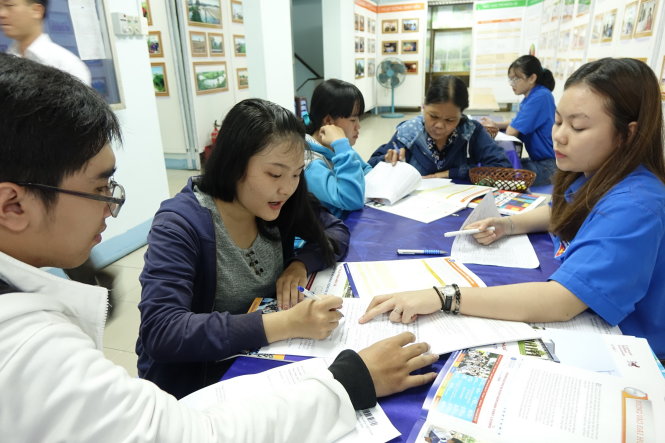 Thí sinh và phụ huynh đến nộp hồ sơ xét tuyển vào Trường ĐH Văn Lang (TP.HCM) năm 2016 - Ảnh: Như Hùng