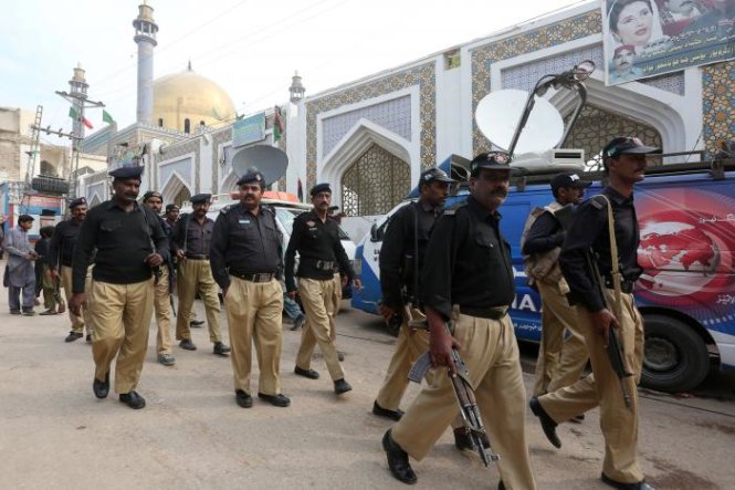 Cảnh sát Pakistan tập trung bên ngoài đền Lal Shahbaz Qalandar hôm 17-2, một ngày sau vụ đánh bom làm 83 người chết - Ảnh: Reuters