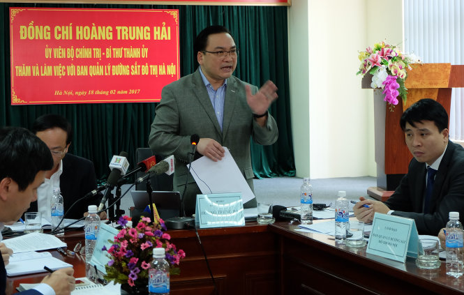 Bí thư thành uỷ Hà Nội Hoàng Trung Hải nhấn mạnh, “định hạn chế phương tiện ô tô, xe máy cá nhân phải có phương tiện vận tải công cộng thay thế. Phương tiện vận tải công cộng thay thế phải hiện đại, văn minh thì người dân mới đi”. ảnh Xuân Long