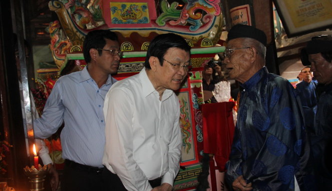 Cụ Đạt (phải) kể câu chuyện trăm năm cho nguyên chủ tịch nước Trương Tấn Sang nghe - Ảnh: Trần Mai