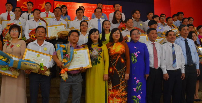 Các đại biểu chụp hình kỷ niệm - Ảnh: LĨNH HỒNG