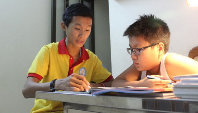 Lê Thanh Truyền dạy kèm tại nhà đều đặn 3 buổi/tuần với thu nhập 1,5 triệu đồng/tháng - Ảnh: Diệu Nguyễn