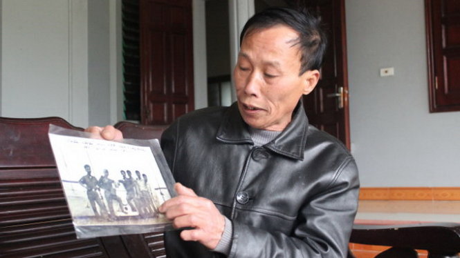 Ông Nguyễn Trung Liên khoe tấm ảnh chụp cùng các cán bộ Trung đoàn 24 trong chuyến hành quân trên tàu Thống Nhất để ra Bắc năm 1979 - Ảnh: My Lăng