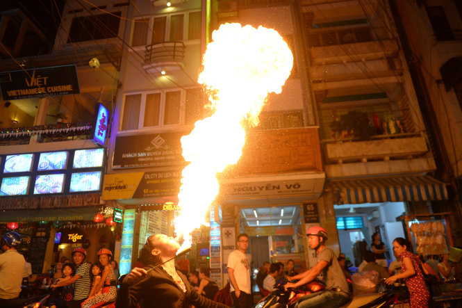 Màn phun lửa dũng mãnh của chị Võ Thị Sen