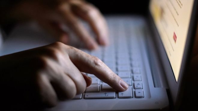 Việc truy cập vào các trang web có nội dung vi phạm bản quyền không những gây tác động tiêu cực cho quá trình sáng tạo, mà còn có nguy cơ bị lộ thông tin cá nhân - Ảnh: PA