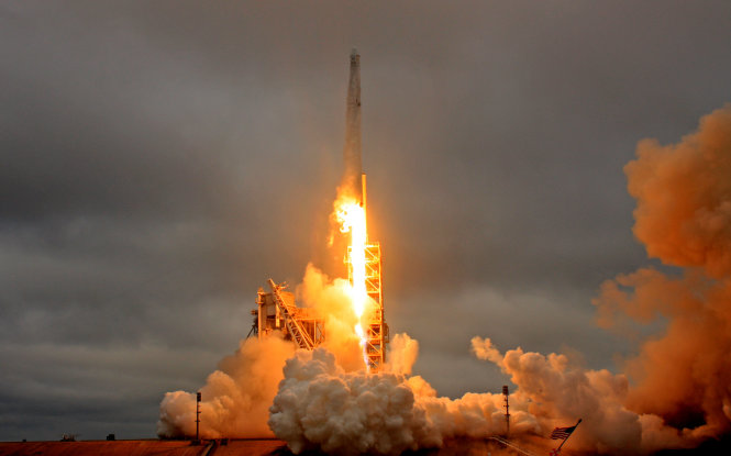 Tên lửa Falcon 9 của hãng SpaceX được phóng từ bệ phóng 39A ở Trung tâm vũ trụ Kennedy tại Cape Canaveral, bang Florida, Mỹ ngày 19-2-2017 - Ảnh: Reuters