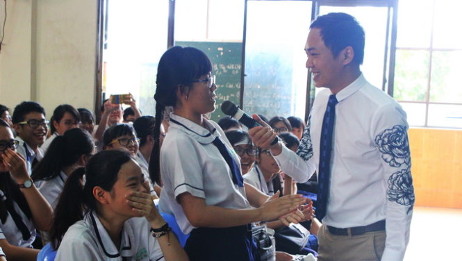 TS Nguyễn Hoàng Khắc Hiếu thảo luận về lòng biết ơn với cha mẹ cùng học sinh Trường THPT Mạc Đĩnh Chi - Ảnh: Phương Nguyễn